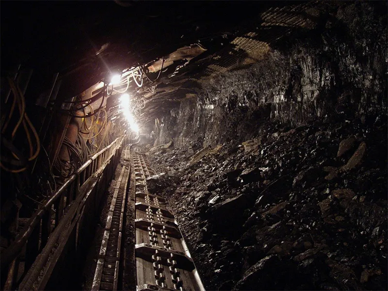 Sidewalls of railway tunnels