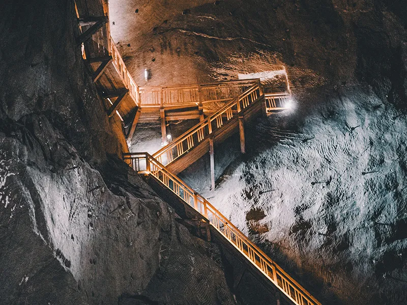 Hydraulic underground caverns